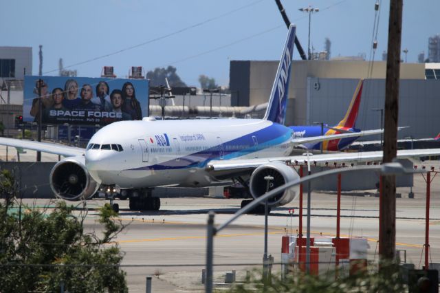 BOEING 777-300ER (JA736A)