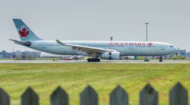 Airbus A330-300 (C-GFUR)