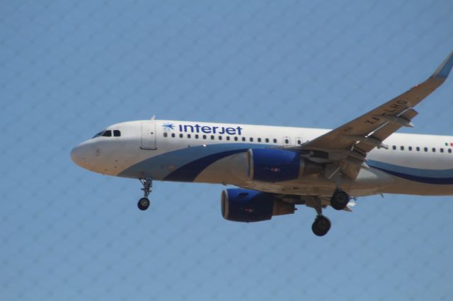 Airbus A320 (XA-LHG) - FINAL APPROACH 27