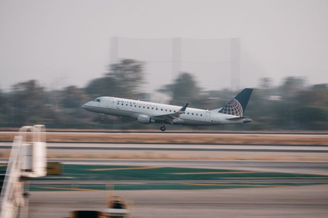 Embraer 175 (N122SY) - Photo of United Express E175 landing at KLAX, taken by @planesthetics (instagram).