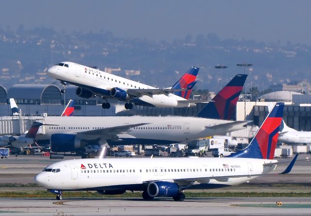 Boeing 737-900 (N810DN) - Delta Pyramid