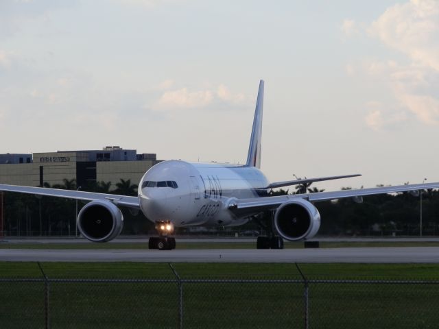 BOEING 777-200LR (N772LA) - Posing for the camera!