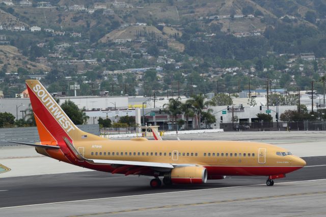 Boeing 737-700 (N711HK) - Rare Golden Southwest livery