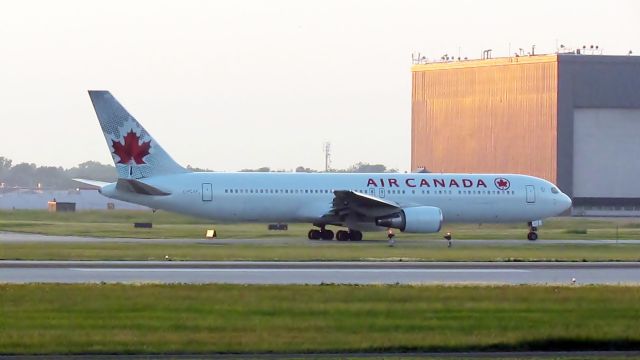 BOEING 767-300 (C-FCAF)