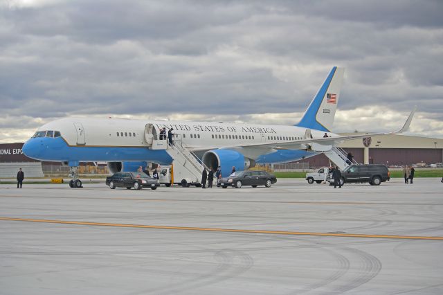 98-0002 — - Air Force Two, USAF C-32A (B757-2G4) 98-0002, c/n 29026, on Pad-3 on 31 Oct 2010.