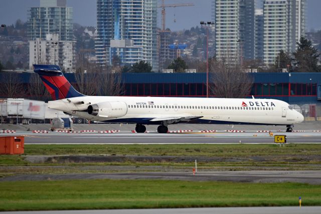 McDonnell Douglas MD-90 (N957DN)