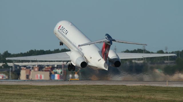 Boeing 717-200 (N989DN) - 717 getting up and outta CLE quickly