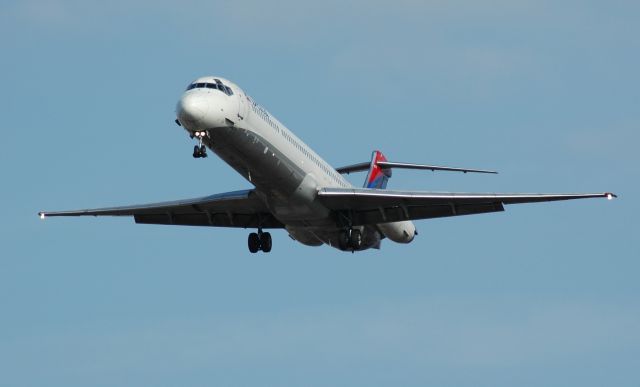 McDonnell Douglas MD-88 (DAL2502) - short final to 18L