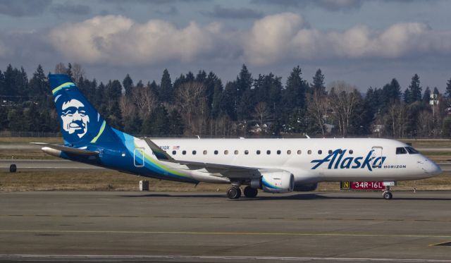 EMBRAER 175 (long wing) (N631QX)