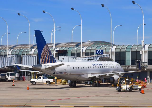 Embraer 170/175 (N859RW) - United Express Embraer ERJ-170SE N859RW in Chicago 