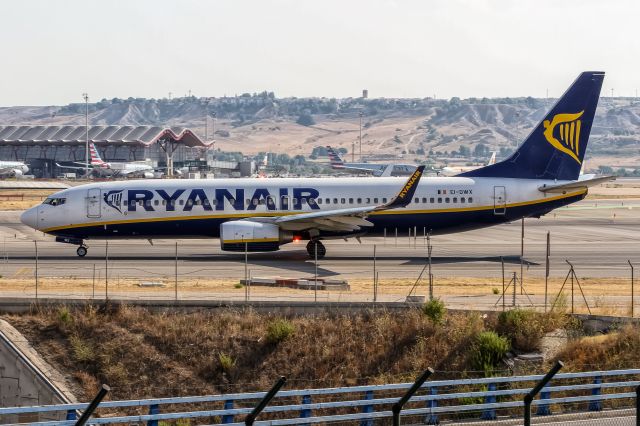 Boeing 737-700 (EI-DWX) - EI-DWX Ryanair Boeing 737-8AS(WL) departing to Palma de Mallorca (PMI) @ Madrid Barajas Airport (MAD) / 21.08.2015