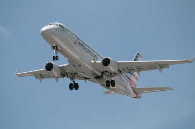 Embraer ERJ 175 (N407YX)