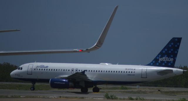 Airbus A320 (N705JB)