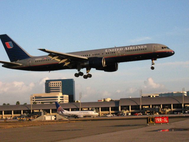 Boeing 757-200 (N594UA) - Landing on RWY 19R