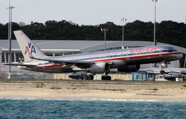 BOEING 767-300 (N615AM)