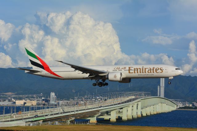 BOEING 777-300 (A6-ECS)