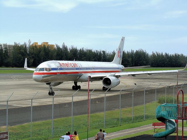 Boeing 757-200 (N682AA) - American Airlines Boeing 757-223 N682AA / 5CY (cn 25339/484)  San Juan - Luis Muñoz Marin International (SJU/TJSJ) - Puerto Rico Aeroparque 06-14-09 Photo: Tomás Del Coro