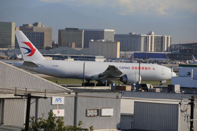 BOEING 777-200LR (B-220E)