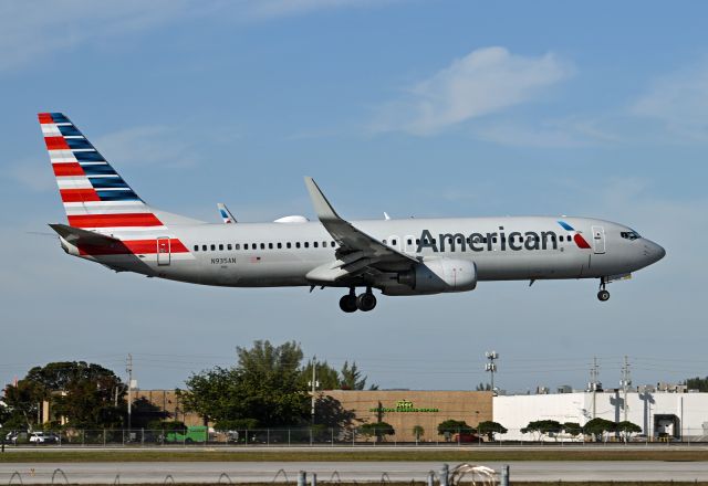 Boeing 737-800 (N935AN)