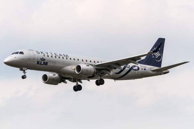 PH-EZX — - PH-EZX KLM Cityhopper Embraer ERJ-190STD (ERJ-190-100) coming in from Amsterdam - Schiphol (EHAM) @ Frankfurt (EDDF) / 14.05.2015 