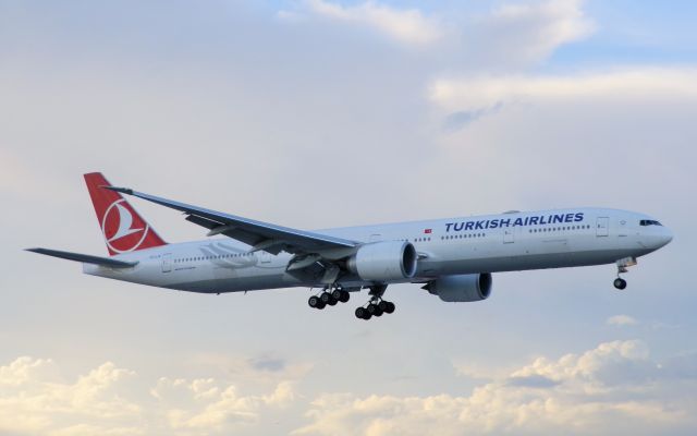 BOEING 777-300ER (TC-LJE)