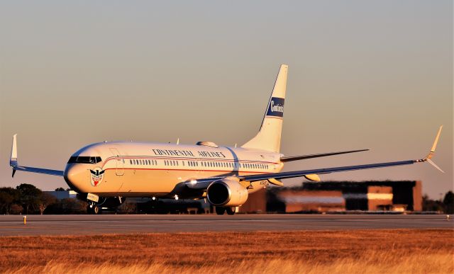 Boeing 737-900 (N75435) - Continental Special departs IAH Intercontinental airport. 