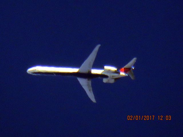 McDonnell Douglas MD-90 (N963DN)