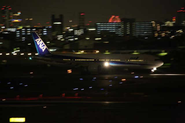 BOEING 777-300 (JA752A)