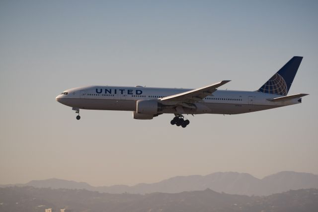 Boeing 777-200 (N791UA) - Landing at LAX