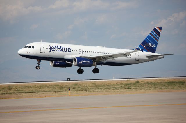 Airbus A320 (N621JB) - Landing on 16L