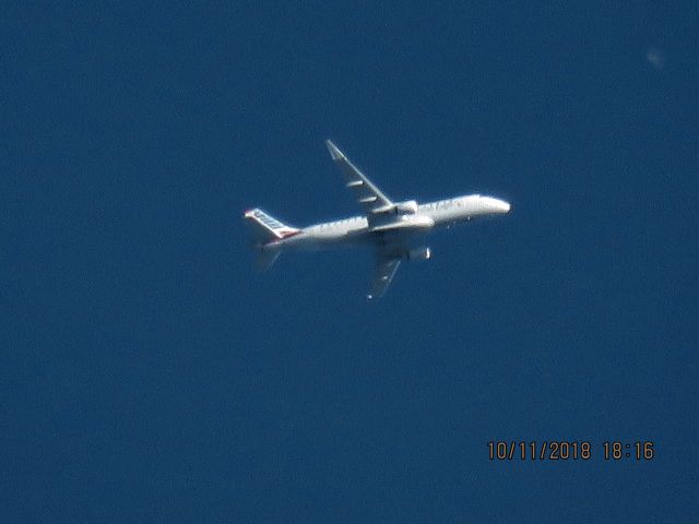 Embraer 175 (N221NN)