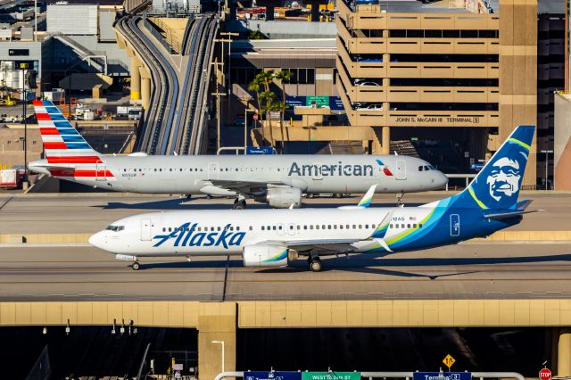 Boeing 737-800 (N512AS) - Alaska Airlines 737-800 taxiing at PHX on 10/22/22. Taken with a Canon 850D and Tamron 70-200 G2 lens.