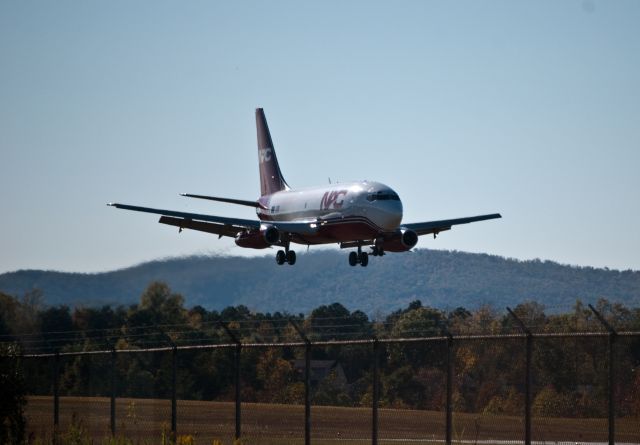 Boeing 737-200 (N322DL)