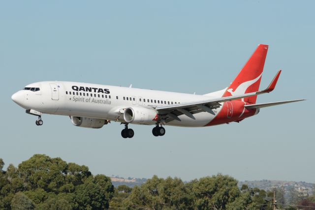 Boeing 737-800 (VH-VYH) - On short finals for runway 05. Wednesday, 21st May 2014.