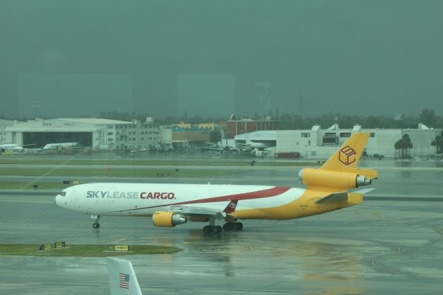 Boeing MD-11 (N952AR) - 091513 taxiing out M to Rwy 8R