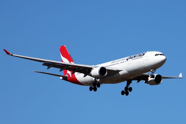Airbus A330-200 (VH-EBK)