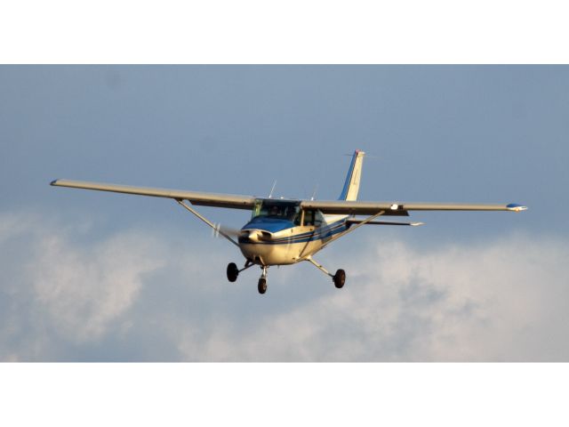 Cessna Skyhawk (N62104) - Landing runway 35.