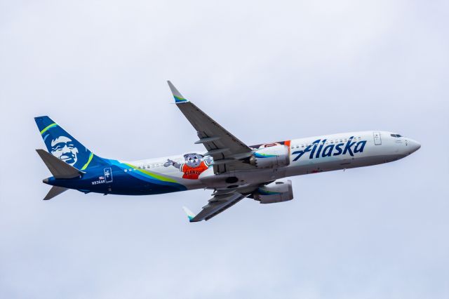 Boeing 737 MAX 9 (N936AK) - An Alaska Airlines 737 MAX 9 in San Francisco Giants special livery taking off from PHX on 3/1/23. Taken with a Canon R7 and Canon EF 100-400 L ii lens. The inbound flight on this day was this livery's first flight, and this was its second flight.