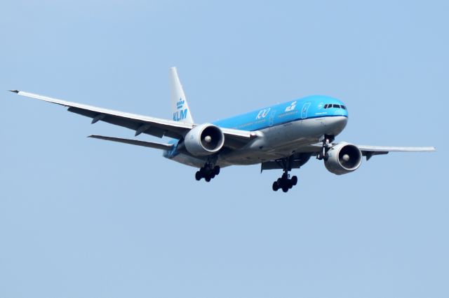 Boeing 777-200 (PH-BQG) - KLM 641 from Amsterdam on final approach to 22L