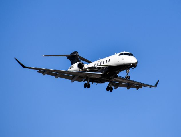 Canadair Challenger 350 (N590FX)