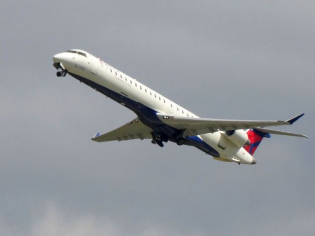 Canadair Regional Jet CRJ-900 (N185GJ)