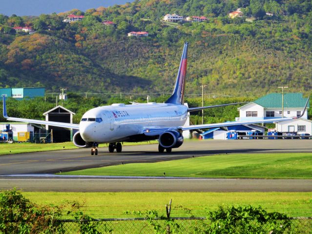 Boeing 737-900 (N821DN)