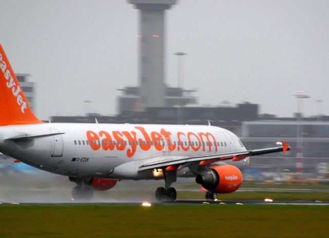Airbus A320 (G-EZUK)