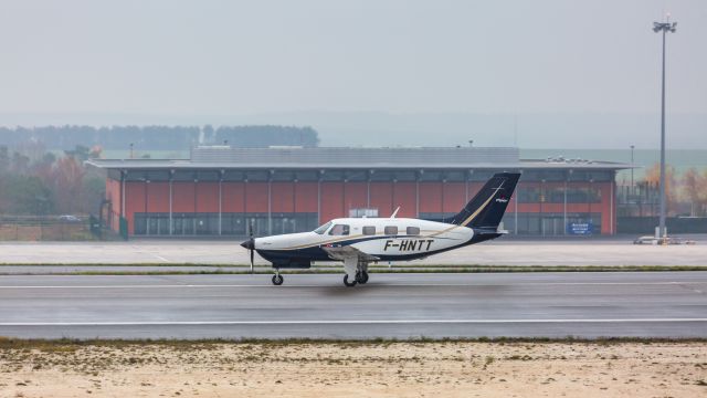 Piper Malibu Mirage (F-HNTT)