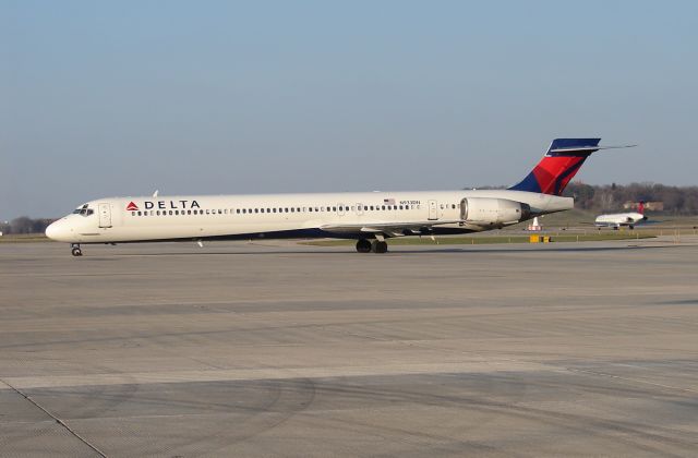 McDonnell Douglas MD-90 (N933DN)