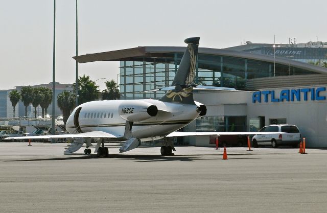 Dassault Falcon 2000 (N89CE) - on the ramp of Atlantic Aviation at LAX