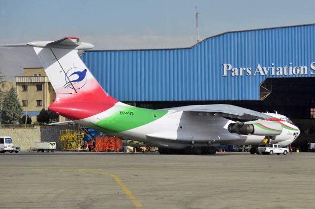 Ilyushin Il-76 (EP-PUS)