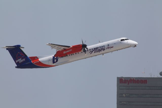 de Havilland Dash 8-400 (N437QX)