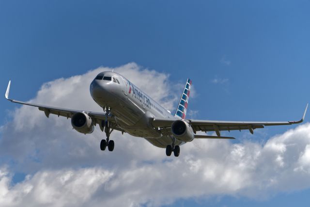 Airbus A321 (N146AA)