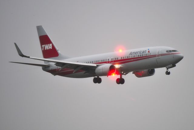 Boeing 737-800 (N915NN) - Photo taken in the rain.